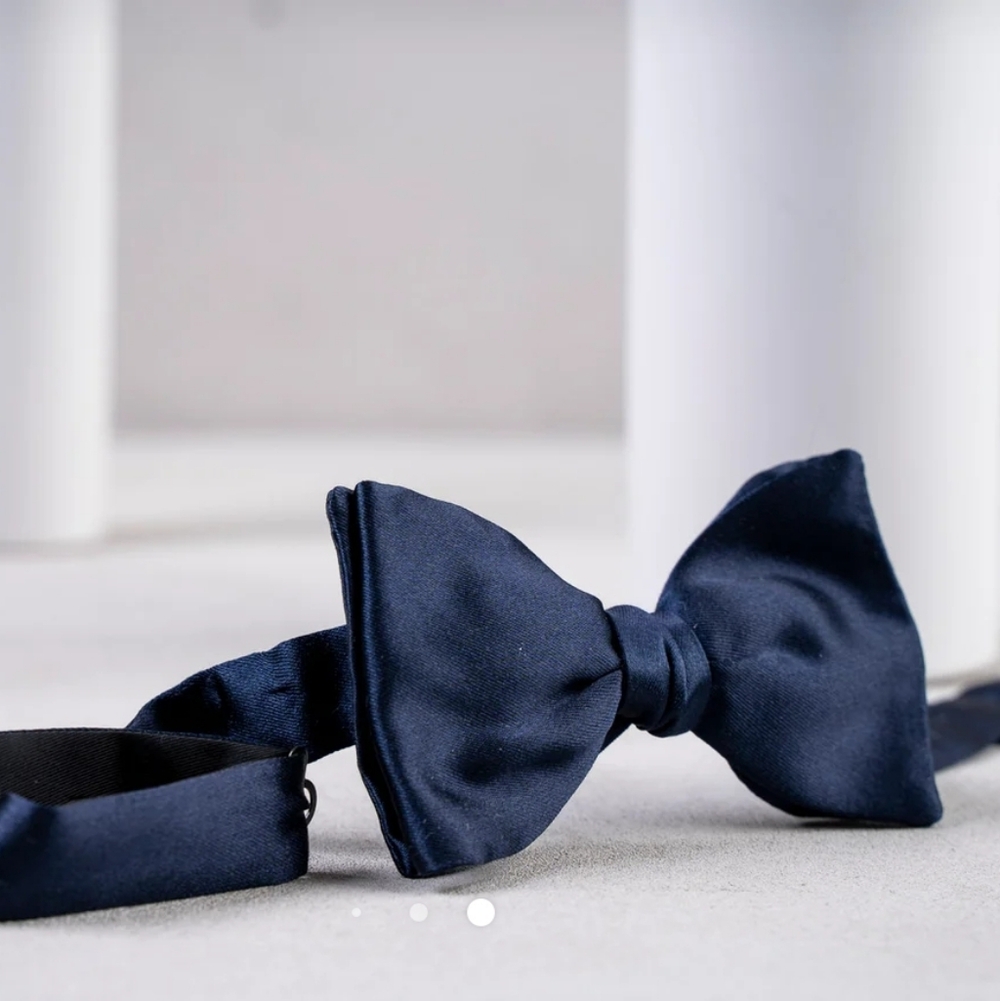 Pre-tied Butterfly Classic Hue Satin Bow Tie Navy Blue Wedding Groom Bridal NWT - Picture 1 of 12